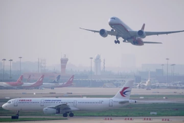 800 க்கும் மேற்பட்ட விமான சேவைகள் ரத்து ; அவதிப்படும் சுற்றுலா பயணிகள்