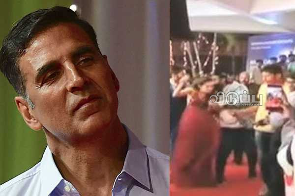 செல்ஃபி கேட்டு நடிகைக்கு முத்தமிட்டு ஓடிய ரசிகர்!! ஷாக்கான அக்ஷய் குமார்.. | Fan Kissed An Actress Without Consent Akshay Kumar செல்ஃபி கேட்டு நடிகைக்கு முத்தமிட்டு ஓடிய ரசிகர்!! ஷாக்கான அக்ஷய் குமார்.. | Fan Kissed An Actress Without Consent Akshay Kumar