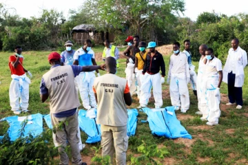 800 ஏக்கர் பண்ணையில் உடல் மெலிந்து உயிரிழந்து கிடந்த 200க்கும் மேற்பட்ட உடல்கள்..!