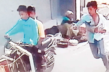 சாலையோரத்தில் காய்கறி வியாபாரம் செய்த மூதாட்டியிடம் இளைஞர்கள் செய்த செயல்