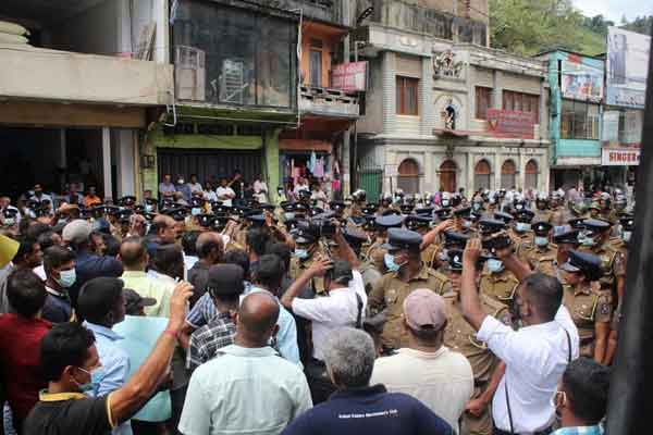 மகிந்தவிற்கு எதிராக போராட்டத்தில் ஈடுபட்டவர்களுக்கு நீதிமன்றம் பிறப்பித்த உத்தரவு | Sri Lankan Political Crisis Protest Nawalapitiya