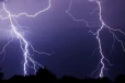අනුරාධපුර සලිත වෙයි - අකුණු සැර වැදීමෙන් කාන්තාවන් දෙදෙනෙකු ජීවිතක්ෂයට - තවත් අයෙක්ට තුවාල
