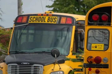 பேருந்திலிருந்து இறங்கும்போது சிறுவனுக்கு நேர இருந்த பயங்கரம்: கமெராவில் சிக்கிய காட்சி