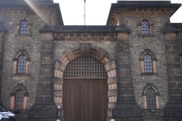 கைதியுடன் பெண் அதிகாரி பாலியல் உறவு; காணொளி வெளியானதால் இராஜினாமா!