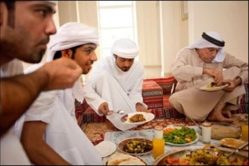 சாப்பிட அமரும் முறை குறித்து நபிகளாரின் வழிகாட்டல்