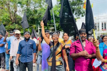 யாழ் மாவட்ட செயலகத்திற்கு முன்பாக சுந்திர தின எதிர்ப்பு ஆர்ப்பாட்டம் (படங்கள்)