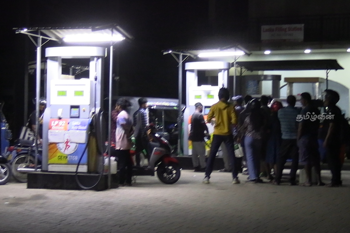 எரிபொருளைக் கொள்கலன்களில் சேகரிக்கத் தடை! பொலிஸார் கடும் எச்சரிக்கை | Ban On Collecting Fuel In Containers