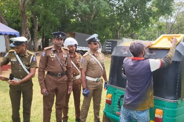 வவுனியாவில் உள்ள முச்சக்கர வண்டிகளில் அச்சிடப்பட்ட பொலிஸ் அவசர இலக்கங்கள்