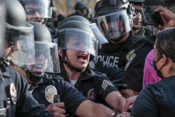 போராட்டங்களால் களேபரமான லொஸ் ஏஞ்சல்ஸ் நகரில் ஊரடங்கு உத்தரவு