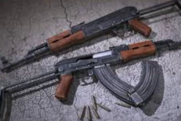 உள்நாட்டில் தயாரிக்கப்பட்ட துப்பாக்கிகளுடன் ஒருவர் கைது