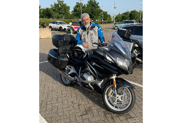 கரடு முரடான லாடக் பாதையில் மாஸ்ஸாக பைக் ஒட்டிய நடிகர் அஜித் குமார்! படுவைரல் வீடியோ | Ajith Mass Ladakh Ride