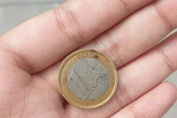 என்கிட்ட சில்லறை இல்லை யூரோதான் இருக்கு : வெளிநாட்டு Coin-ஐ கொடுத்த ஆட்டோ ஓட்டுநர்