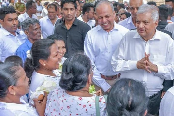 கிளிநொச்சியில் ரணிலுக்கு பெண்மணி ஒருவர் கொடுத்த பரிசு