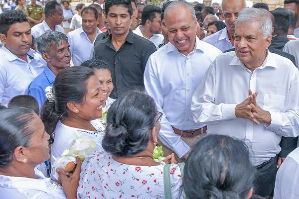 கிளிநொச்சியில் ரணிலுக்கு பெண்மணி ஒருவர் கொடுத்த பரிசு தமிழ்வின்