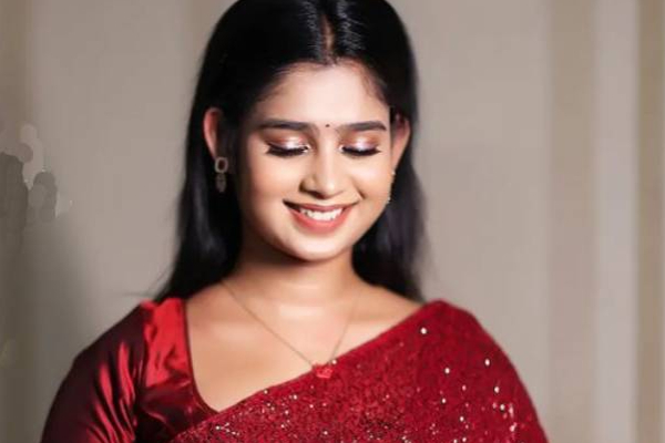 சிவப்பு நிறத்தில் ஜொலிக்கும் இலங்கைப் பெண் ஜனனி! வைரலாகும் புகைப்படங்கள் | Sri Lankan Girl Janany Shines In Red Saree Photos