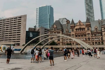 வெளிநாடொன்றில் இந்திய வம்சாவளியினர் ஐந்து பேருக்கு பிரம்படி, சிறை