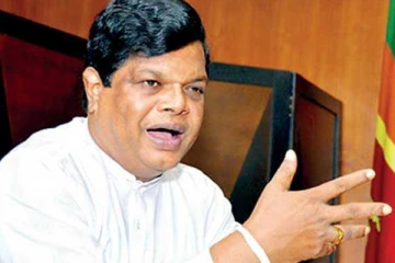 துறைமுகத்தில் தேங்கியுள்ள  அத்தியாவசியப் பொருள் கொள்கலன்கள்!