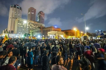 இரவிலும் ஜனாதிபதி செயலகம் முற்றுகை - பாதுகாப்பு தீவிரம் (PHOTOS)