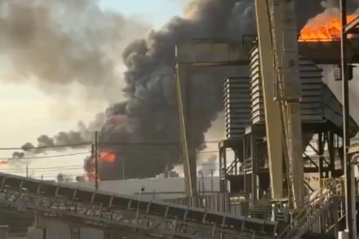டெக்சாஸ் எண்ணெய் சுத்திகரிப்பு நிலையம் ஒன்றில் பாரிய வெடிப்புச் சம்பவம் | Massive Explosion At An Oil Refinery In Texas