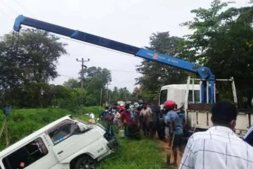 உறவினர்களை பார்ப்பதற்காக வேனில் சென்றவர்களுக்கு நேர்ந்த விபரீதம்!