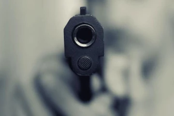 நான்கு பேர் கொண்ட குழுவால் ஒருவர் சுட்டுக் கொலை