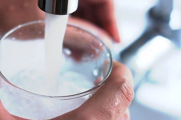 குளிர் காலத்தில் எவ்வளவு தண்ணீர் குடிக்க வேண்டும் தெரியுமா? நீர் பருகா விட்டால் ஆபத்தா?