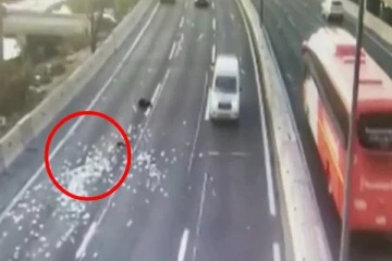 சாலையில் திடீரென பெய்த பண மழை! அள்ளிய மக்கள்... வைரலாகும் வீடியோ