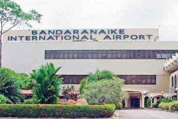 விமான நிலையத்தில் வெளிநாட்டு பயணியை சோதனை  செய்த அதிகாரிகளுக்கு அதிர்ச்சி!