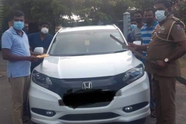 யாழில் காரில் சென்றவர்களிடம் சிக்கிய பொருட்கள் | Suicide Seized From Car Occupants In Jaffna