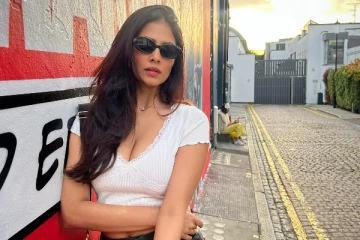 மாளவிகா மோகனன் வெளிநாட்டில் ஷார்ட் உடையில்.. ஹாட் போட்டோஷூட்