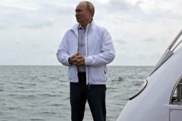 ATOM ஆபரேஷன் - ராட்சச கப்பலில் தப்பிக்க அவசரமாக பறந்த புடின் - காட்டிக்கொடுத்த சாட்டிலைட்