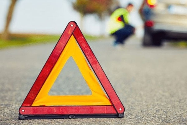 சுற்றுலா பயணிகளை ஏற்றிச் சென்ற வேன் விபத்து | Accident Involving A Van Carrying Tourists