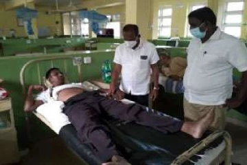 அரசியல்வாதிகளிடையே மோதல் -காவல் நிலையத்தில் மயங்கி சரிவு