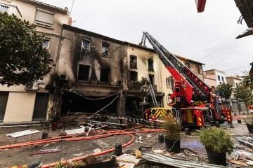 பிரான்சில் மளிகை பொருட்கள் விற்பனையக கட்டிடத்தில் தீ விபத்து: 7 பேர் பலி