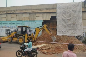 தஞ்சாவூர் - திருச்சி மேம்பாலம் திடீரென சரிந்து விழுந்தது - மக்கள் பதற்றம்!