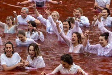 உக்ரைன் - ரஷியா போர்;  தண்ணீருக்குள் இறங்கிய  பெண்கள்