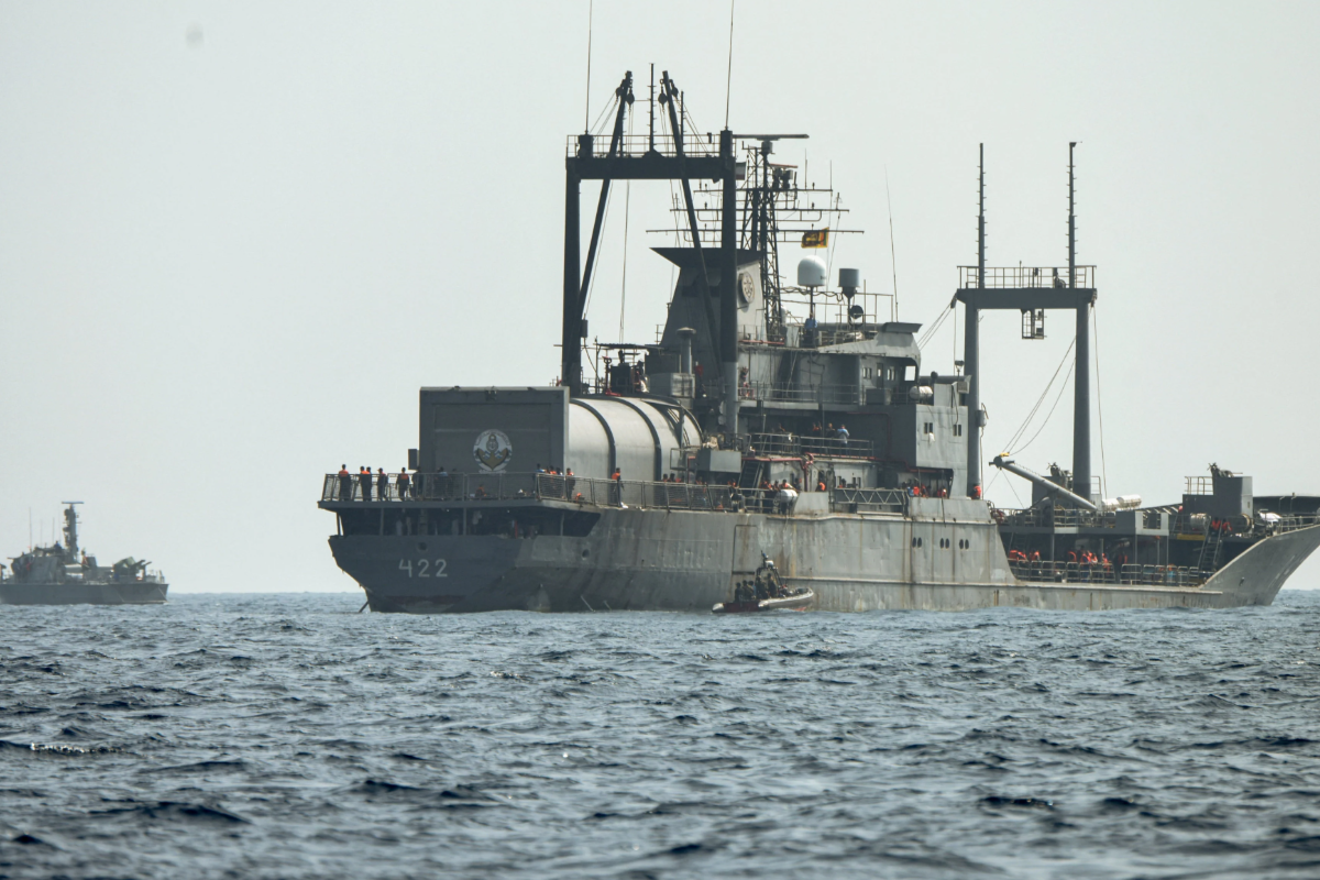 இலங்கை அருகே ஈரான் கப்பல் தாக்கப்படுவதற்கு முன்னர் அமெரிக்க படைகளால் இரட்டை எச்சரிக்கைகள்! வெளியான அதிர்ச்சி தகவல் | Us Submarine Captain Gave Iran Crew Two Warnings