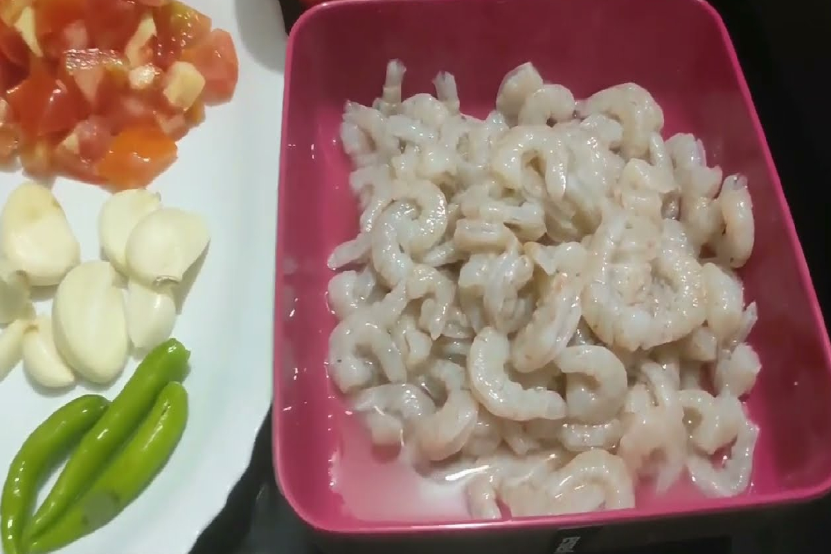 இறால் தேங்காய் குழம்பு இப்படி செய்ங்க! கொஞ்சம் கூட மிஞ்சாது | How To Make Prawn Coconut Gravy At Home