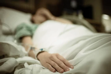 ஆபத்தான நிலையில் வைத்தியசாலையில் அனுமதிக்கப்பட்ட பெண்ணுக்கு நேர்ந்த கதி