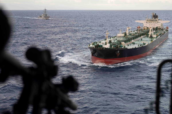 இலங்கைக்கு தெற்கே பயணித்த எண்ணெய் கப்பலை தடுத்து நிறுத்திய அமெரிக்கா | Us Intercepts Oil Tanker Srilanka Sea Indian Ocean