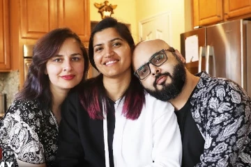 மனைவியின் தன்பாலின காதலை ஏற்றுக் கொண்ட கணவன்: ஒரே வீட்டில் வாழும் முக்கோண காதல் தம்பதி