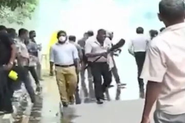 පාර්ලිමේන්තු පිවිසුම උණුසුම් වෙයි..! විරෝධතාකරුවන්ට කඳුළු ගෑස් ප්‍රහාර...(VIDEO)