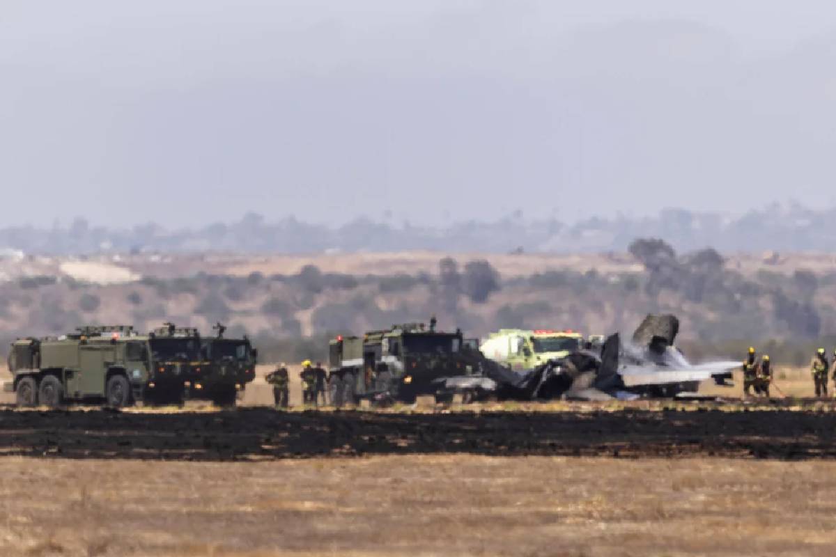 கலிபோர்னியாவில் அமெரிக்க இராணுவ விமானம் விபத்து | Us Military Aircraft Crashes In California கலிபோர்னியாவில் அமெரிக்க இராணுவ விமானம் விபத்து | Us Military Aircraft Crashes In California