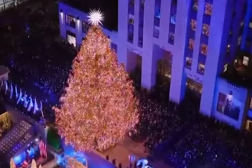 நியூயார்க் நகரில் 7 மாடி உயர பிரம்மாண்ட கிறிஸ்துமஸ் மரம்