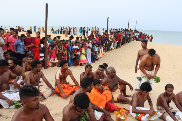 உப்பு நீரில் விளக்கெரியும் வற்றாப்பளை அம்மனின் தீர்த்தம் எடுக்கும்  உற்சவம்! (Photos) | The Goddess S Theertham Is A Festival