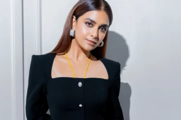 நடிகை கீர்த்தி சுரேஷ் ட்ரெண்டி உடையில் போட்டோஷூட்