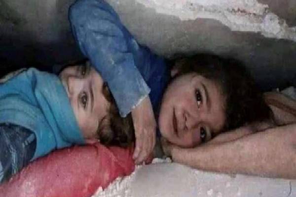 பல ஆயிரம் உயிர்களை பலியெடுத்த துருக்கி நில நடுக்கம்; இடிபாடுகளுளிடையே 17 மணிநேரம் தம்பியின் உயிர்காத்த சிறுமி! | Turkey Earthquake Kills Thousands