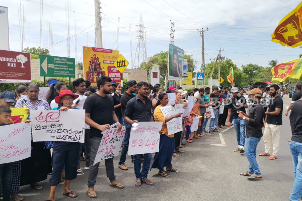 போராட்டகளமாக மாறிய இலங்கை: அரசாங்கத்திற்கு எதிராக வீதிக்கு இறங்கிய மக்கள் (Photos) | Protest In Tricomalee