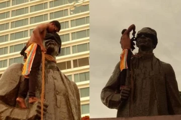 பண்டாரநாயக்கவின் உருவ சிலைக்கு ஆர்ப்பாட்டக்காரர்கள் செய்த செயல்!