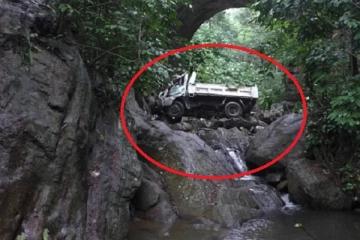 50 அடி பள்ளத்தில் குடைசாய்ந்த டிப்பர்! ஒருவர் பலி